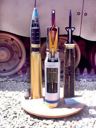 Танковые снаряды. Слева направо — фугасный, кумулятивный, подкалиберный